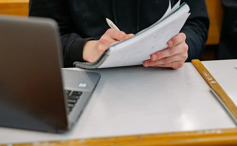 Pessoa fazendo anotações durante os estudos
