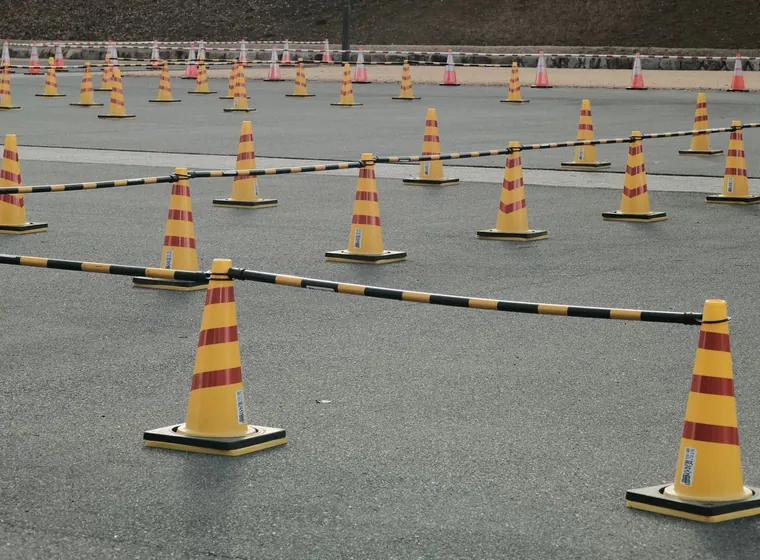 Pista de treinamento delimitada por cones de sinalização